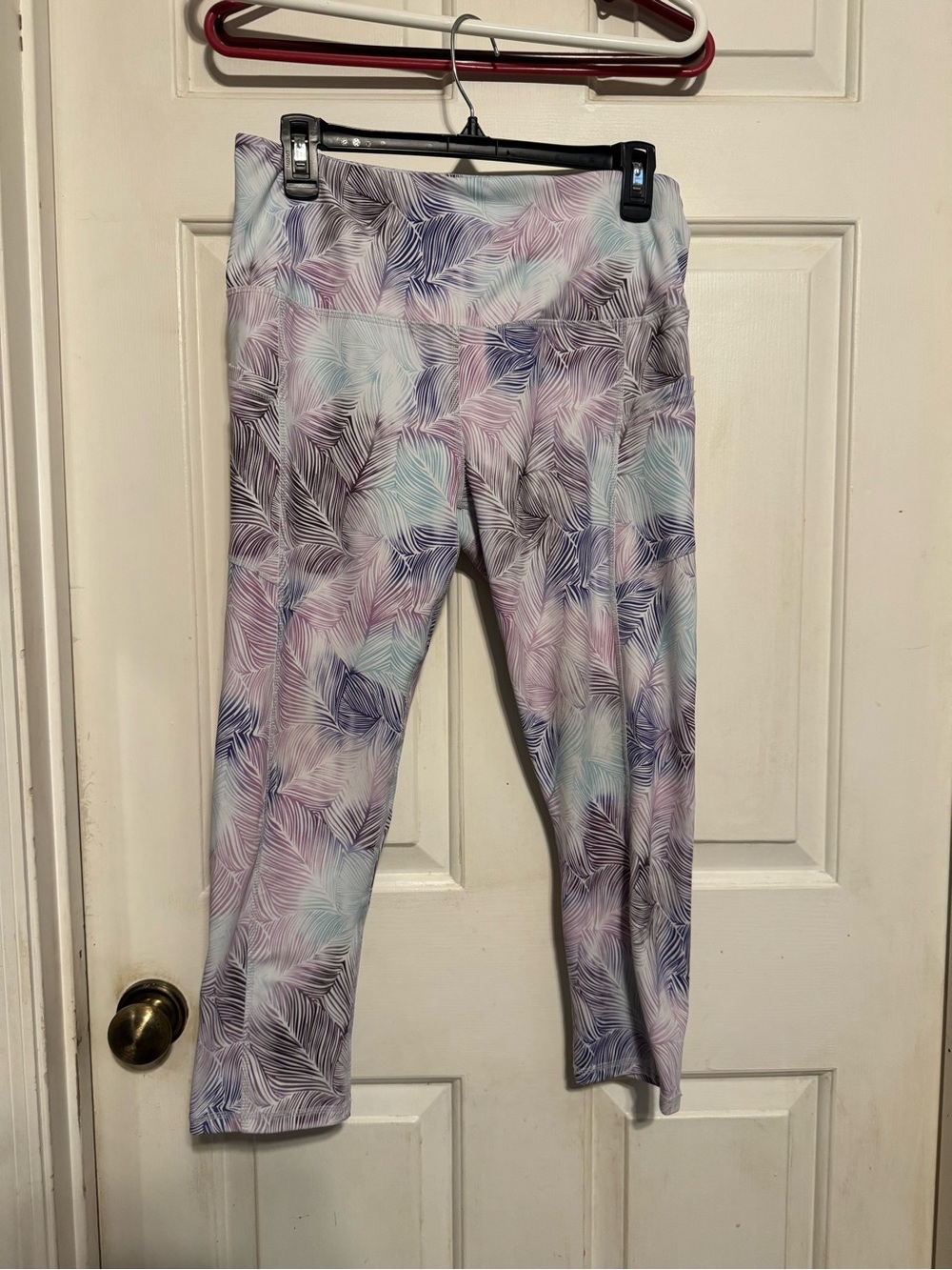 GAIAM Purple and White Palm-Print Activewear Capri